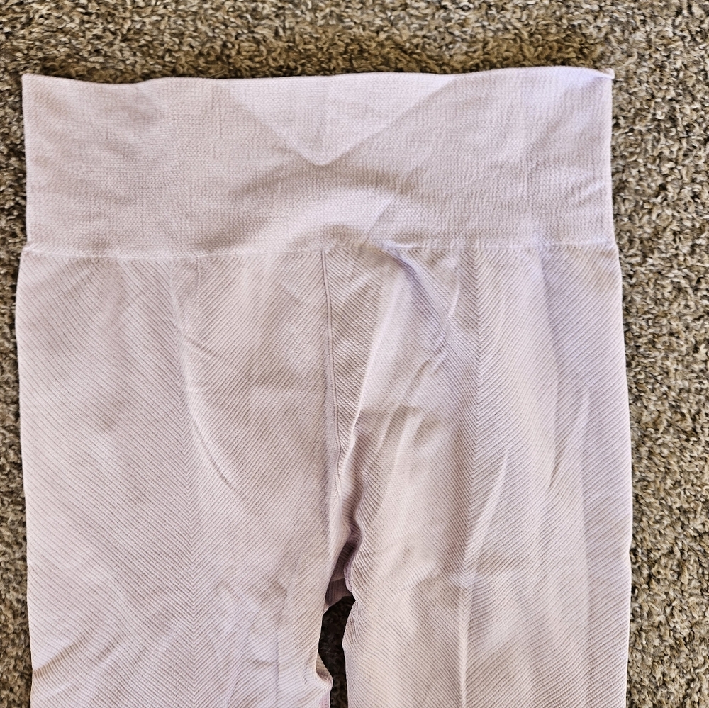 High-Waisted Lavender Workout Leggings - Picture 3 of 5